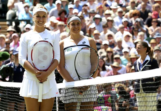 Sabine Lisicki, 23 anni, e Marion Bartoli, 28, posano sul campo centrale prima della finale femminile al torneo di Wimbledon. Reuters